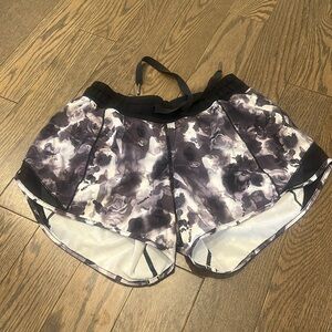 Lululemon hotty hot short black gray white rose floral print shorts 4